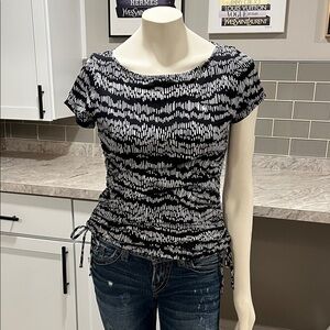 White House Black Market Black & White Ruched Short Sleeve Tee